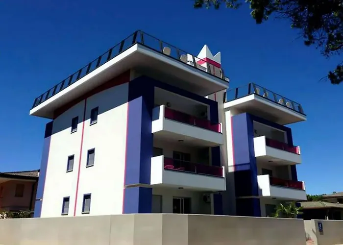 Comfy Ground-floor Steps Form The Apartamento *