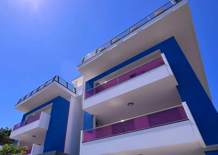 Comfy Ground-floor Steps Form The Apartamento *